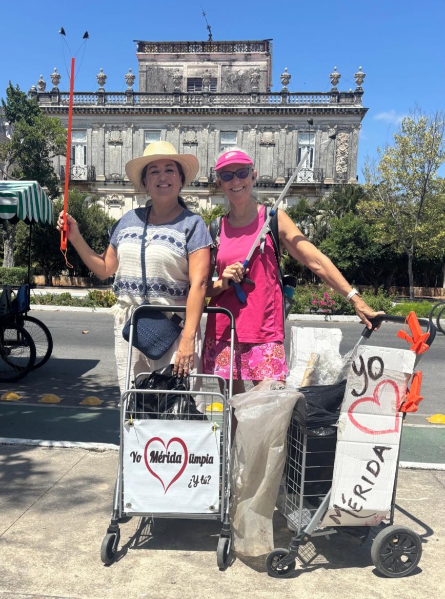 Carmen y Beth con carritos de limpieza en Paseo de Montejo, frente al Remate